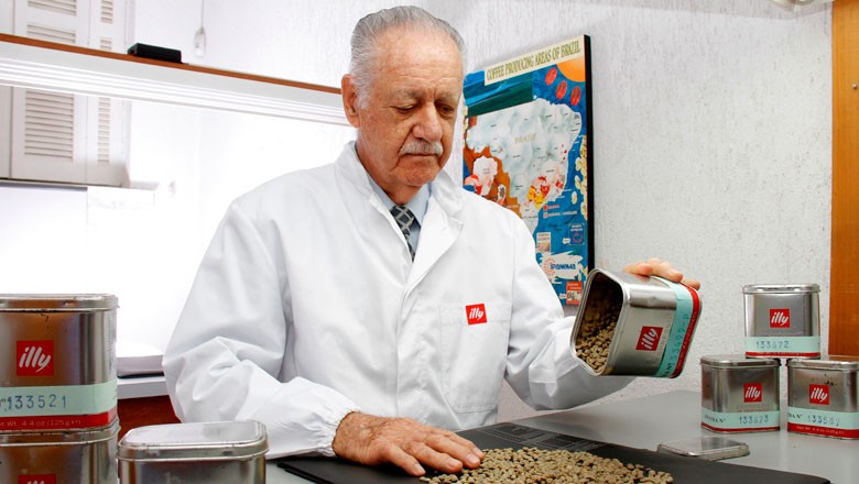 Aldir Teixeira classifica as amostras de cafés enviadas para o Prêmio Illy de Qualidade para Espresso (Foto: Divulgação)