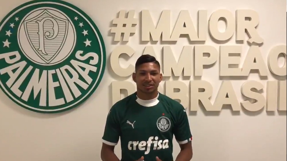 Rony veste a camisa do Palmeiras e diz: 