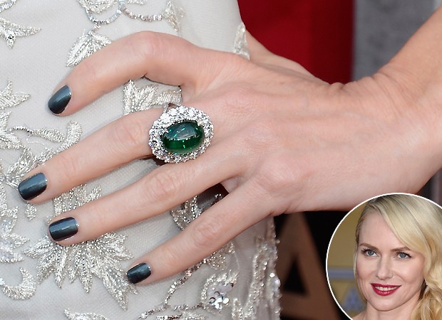 Quem também foi de verde foi Naomi Watts. A cor combinou com o anel de esmeralda usado no SAG Awards (Foto: Getty Imahes)