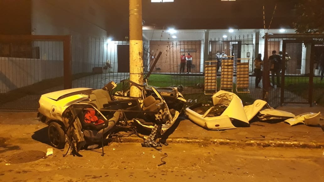 Homem morre em acidente após ficar preso nas ferragens em Porto Alegre