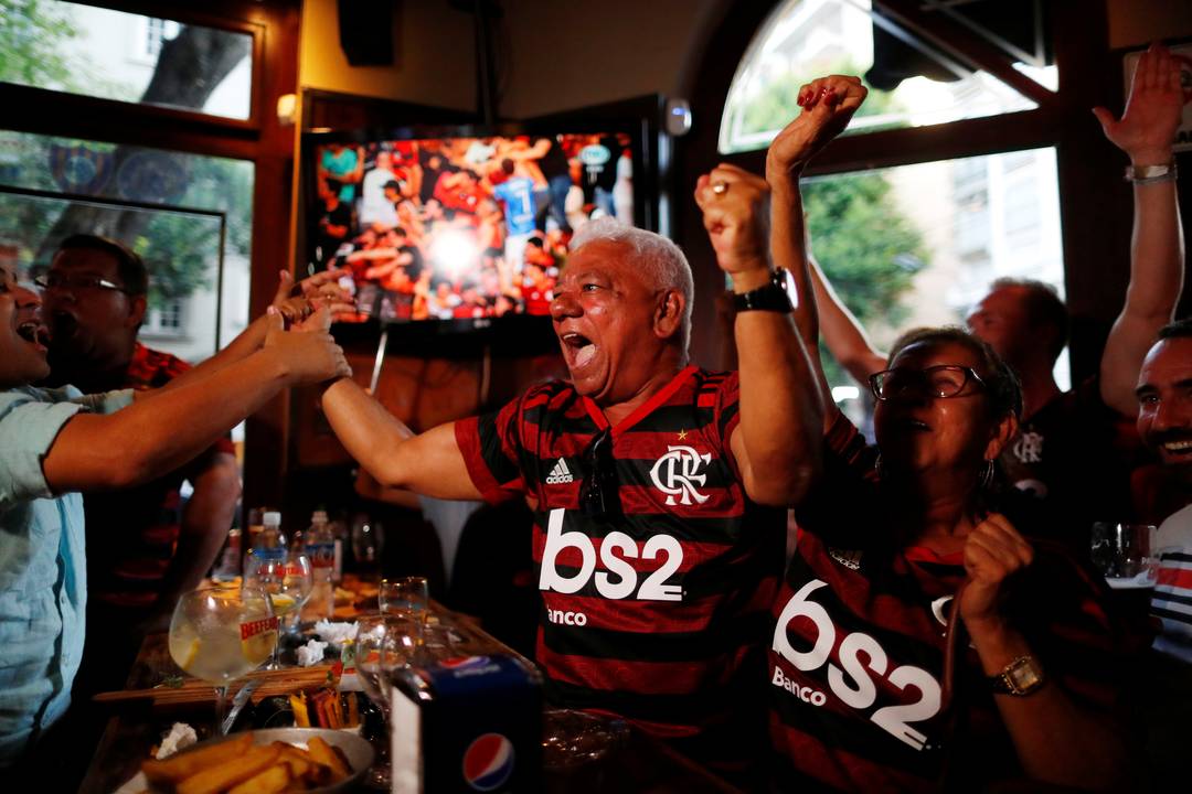 Após virada, torcedores do Flamengo em um bar de Buenos Aires comemoraram o título da Copa Libertadores