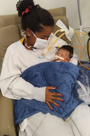 A pequena Milena, na foto com a mãe Daiane, enfrentou 75 dias de internação até receber alta médica (Foto: Arquivo Pessoal)
