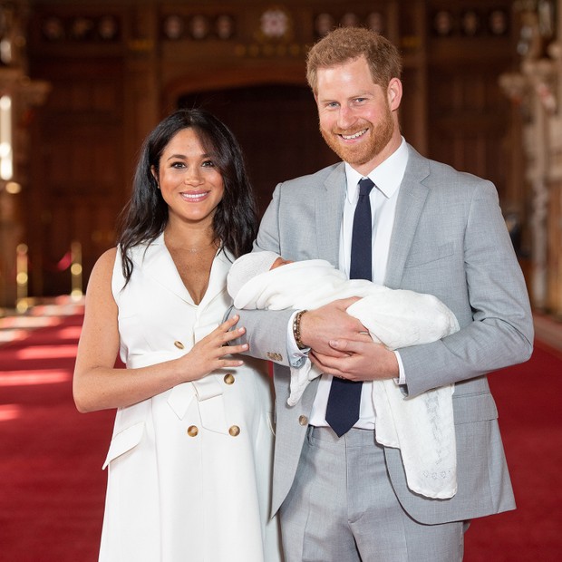 WINDSOR, ENGLAND - MAY 08: Prince Harry, Duke of Sussex and Meghan, Duchess of Sussex, pose with their newborn son during a photocall in St George's Hall at Windsor Castle on May 8, 2019 in Windsor, England. The Duchess of Sussex gave birth at 05:26 on Mo (Foto: Getty Images)
