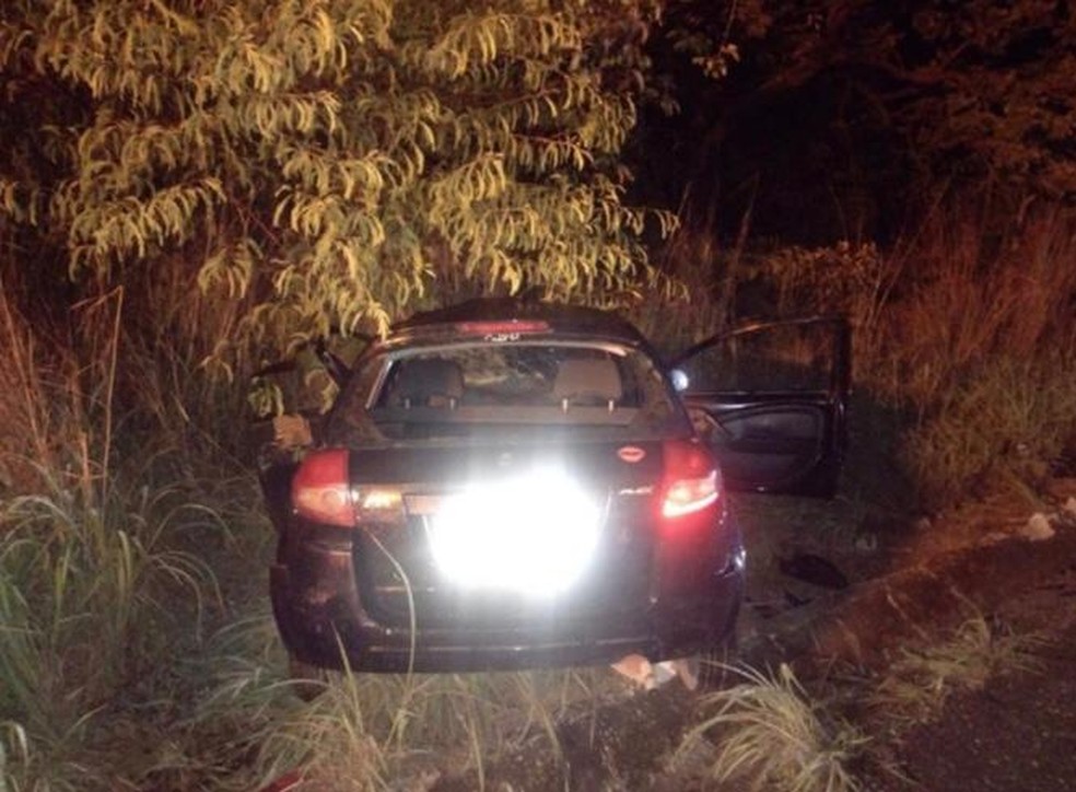 Motorista bate frontalmente em outro veículo após tentar evitar batida traseira — Foto: Polícia Militar Rodoviária 
