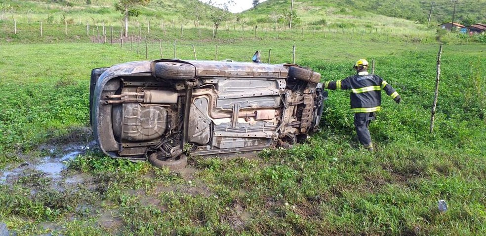 Carro atropelou pedestre e capotou na BR-104, em Branquinha, AL â Foto: DivulgaÃ§Ã£o/Corpo de Bombeiros de Alagoas 