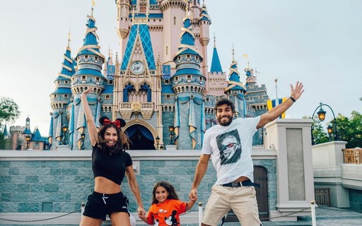 Deborah Secco abre álbum de viagem à Disney com a família - Vimarsana News