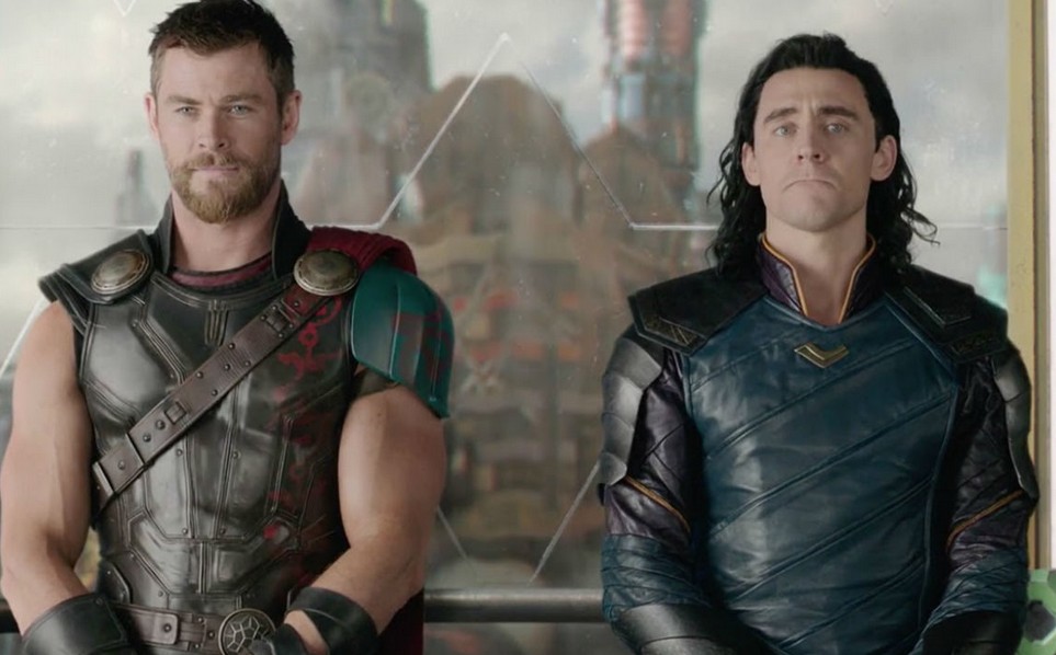 Chris Hemsworth e Tom Hiddleston como Thor e Loki em cena de Thor: Ragnarok (2017) (Foto: Reprodução)