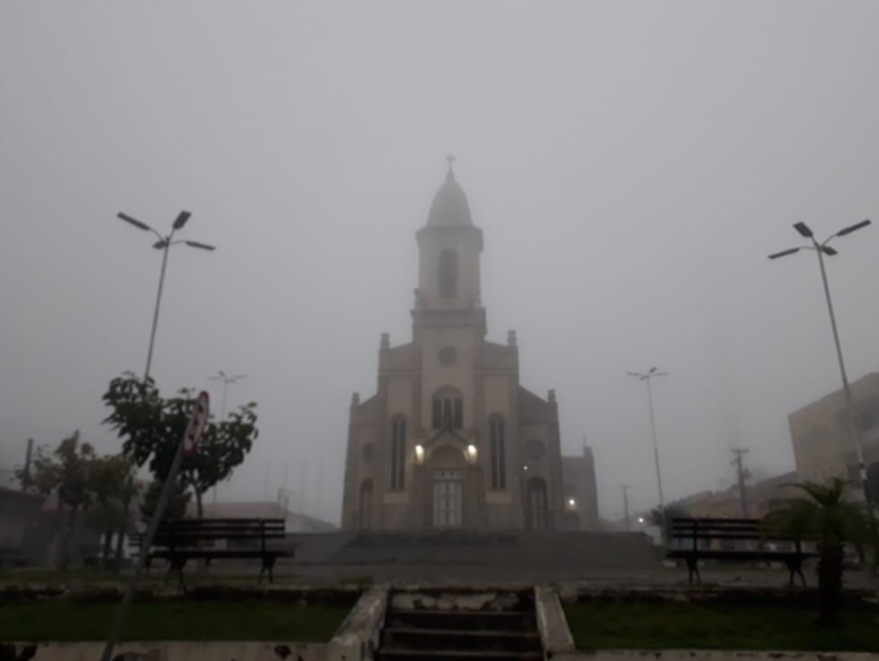 Igreja Matriz de Ubajara, na Região da Ibiapaba. Amanheceu com forte neblina nesta quarta-feira. — Foto: Arquivo pessoal