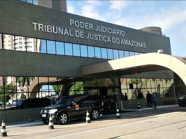 Mandados estão sendo cumpridos no Edifício Desembargador Arnoldo Peres, em Manaus (Foto: Suelen Gonçalves/ G1 AM)