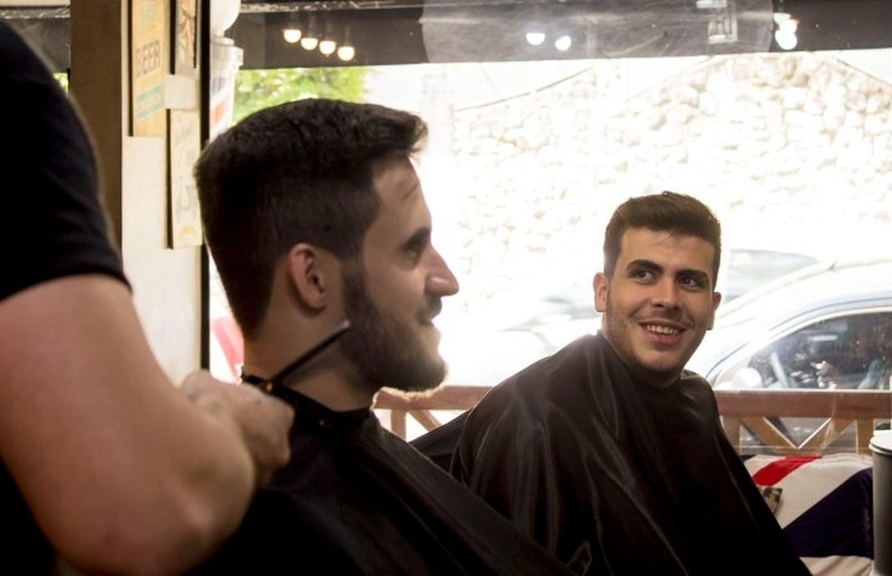Agora apenas clientes, dupla Vitor e Cadu compartilhou da profissão de barbeiro em Campo Grande (MS) — Foto: Arquivo Pessoal/Divulgação