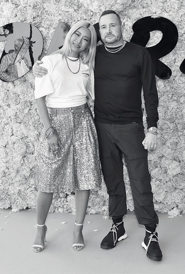 Ao lado do amigo Kim Jones, diretor criativo da Dior Homme, no desfile de estreia do estilista na marca (Foto: Getty Images e Divulgação)