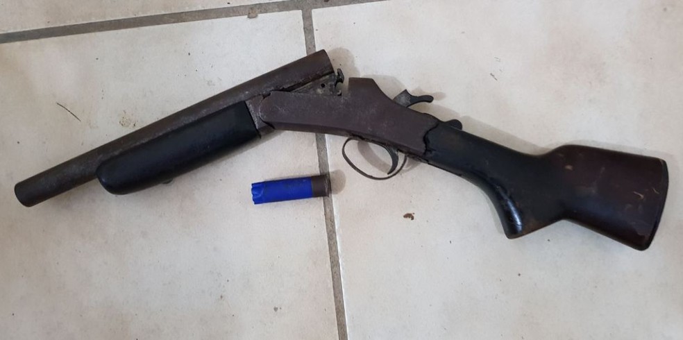 Uma escopeta foi usada para matar o jovem. O cartucho usado foi apreendido  (Foto: Adelcimar Carvalho/G1)