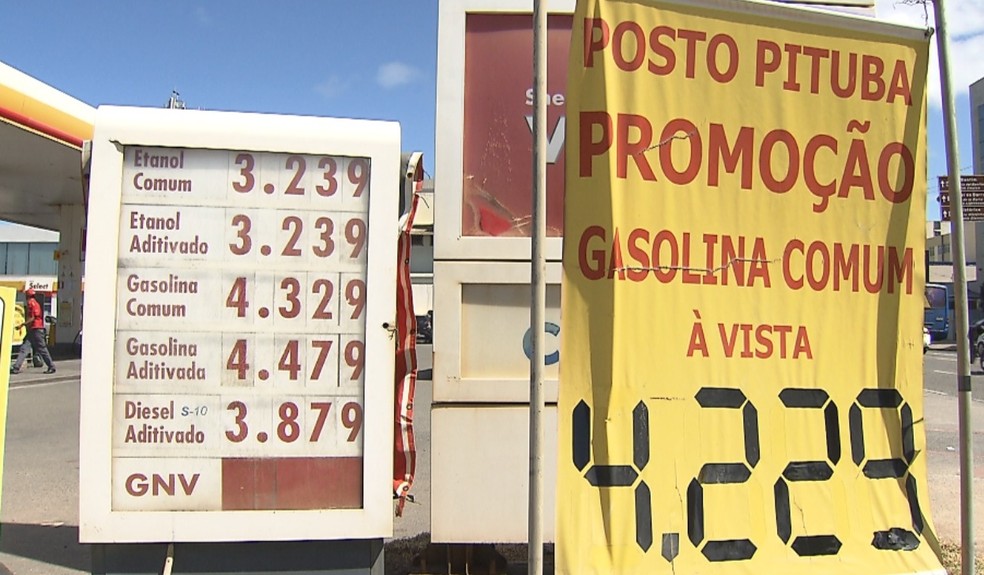 Posto de gasolina na Avenida Manoel Dias, bairro da Pituba, já tinha reajuste e cobrava R$ 4,32 pela gasolina comum (Foto: Reprodução/TV Bahia)