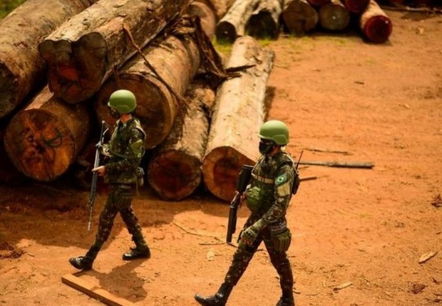 BBC "O Brasil, lidera o mundo em termos de desmatamento, o que é algo horrível. Mas historicamente, a maior parte das emissões de carbono e a maior parte do desmatamento foi feita pelos países ricos", diz Bremmer; acima, madeira extraída ilegalmente da Am (Foto: Reuters)