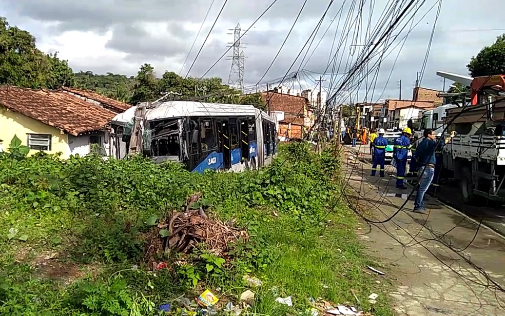 BRT bate em poste e derruba fiação elétrica em Camaragibe, no Grande Recife (Foto: Reprodução/TV Globo)