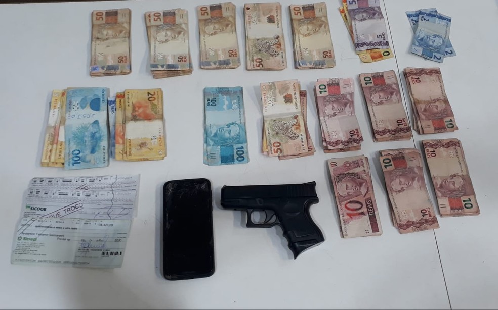 Suspeitos foram detidos com simulacro de arma e cerca de R$10 mil em dinheiro e cheque em Taquaritinga (SP) &mdash; Foto: Reprodu&ccedil;&atilde;o/Pol&iacute;cia Militar