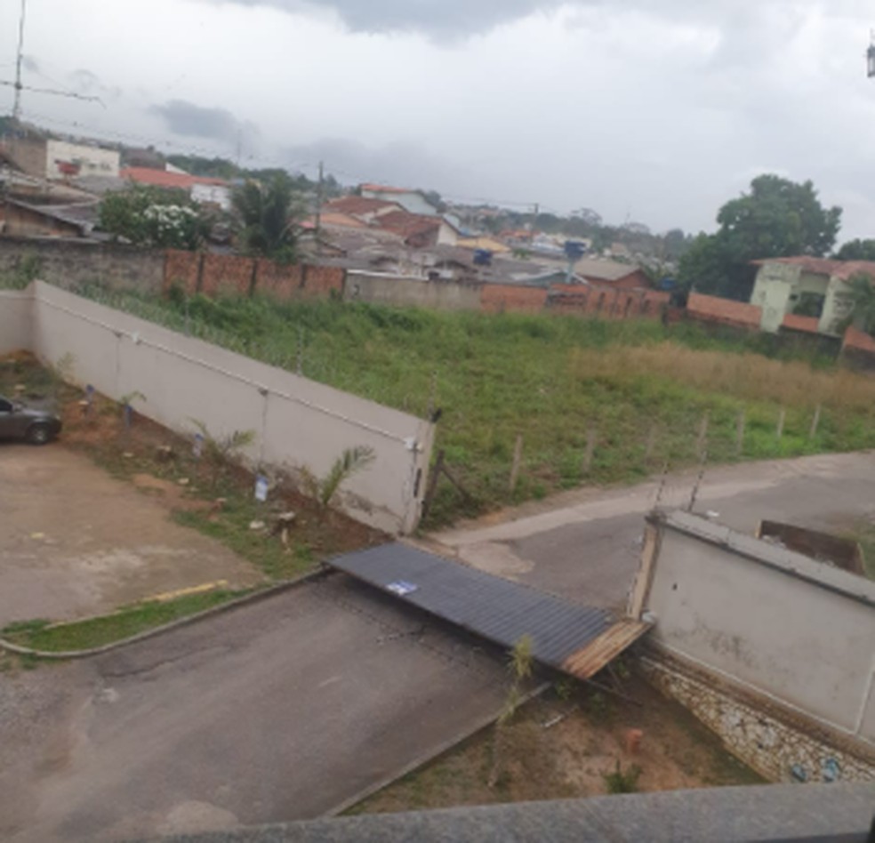 Portão de residencial cai durante temporal em Rio Branco — Foto: Juliana dos Anjos/Arquivo pessoal