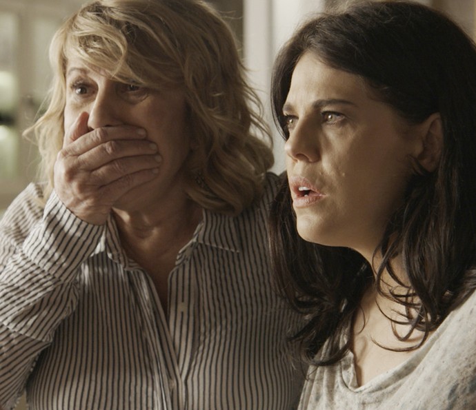 Nora e Nelita ficam chocadas com revelação (Foto: TV Globo)