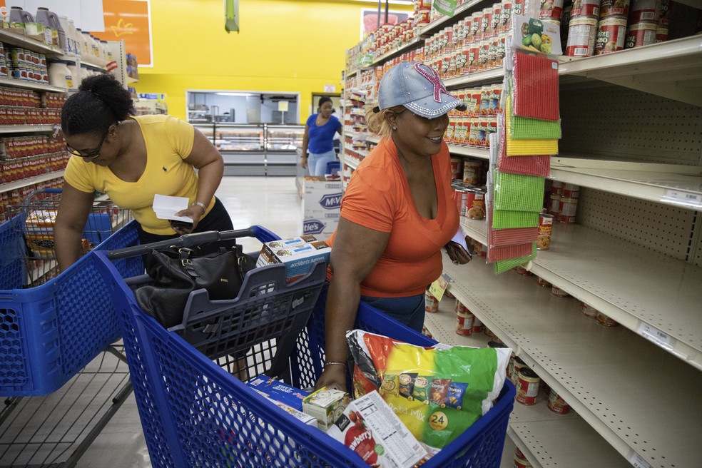 Moradores de Freeport, nas Bahamas, se preparam neste sábado (31) para a chegada do furacão Dorian. — Foto: Tim Aylen/AP