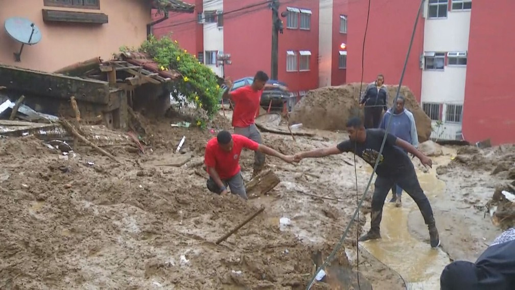 Bombeiros fazem buscas em lama em Petrópolis, na Região Serrana do Rio de Janeiro — Foto: Reprodução/ TV Globo
