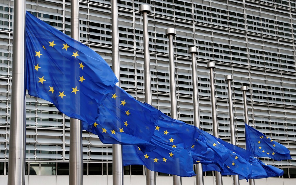 Bandeiras da União Europeia em Bruxelas, na Bélgica — Foto: François Lenoir/Reuters