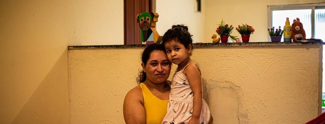 Os invisíveis do Auxílio Brasil: Maria Nascimento com sua filha, Francisca Vitória.  — Foto: Hermes de Paula / Agência O Globo