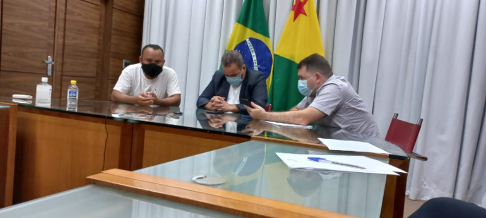 Representantes da categoria se reuniram com secretário Alysson Bestene — Foto: Arquivo/Sindicato dos Vigilantes