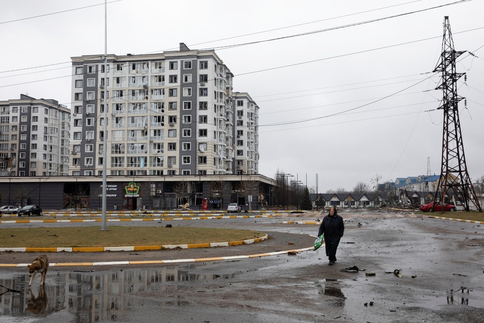 Mulher caminha por rua da cidade ucraniana de Bucha, prximo a Kiev, no dia 3 de abril de 2022  Foto: Mikhail Palinchak/Reuters