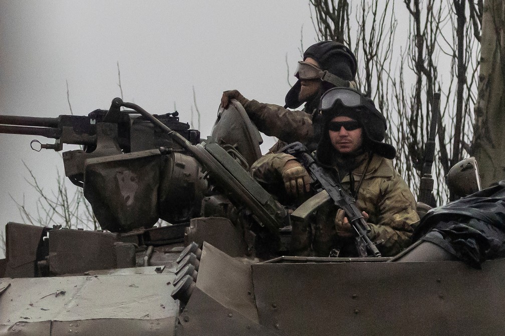 24/02 - Tanques ucranianos entram em Mariupol após o presidente russo, Vladimir Putin, autorizar uma operação militar no leste da Ucrânia   — Foto: Carlos Barria/Reuters