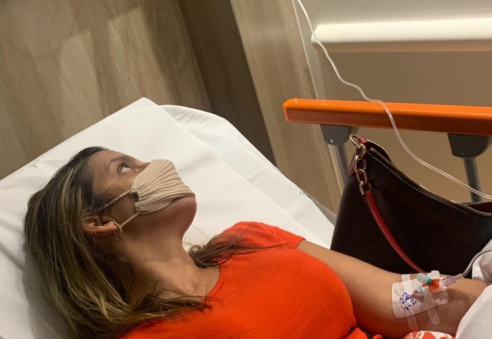 Flávia Andrade, de 36 anos, está internada em um quarto no Hospital Português, no Recife — Foto: Reprodução/WhatsApp
