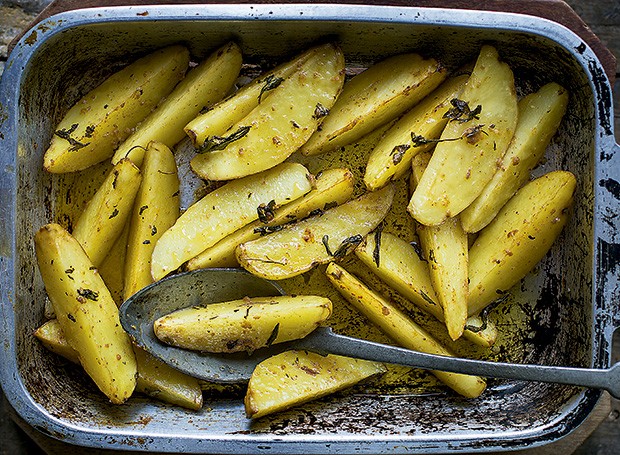 Batatas assadas com sálvia e páprica picante (Foto: Rogério Voltan/Editora Globo)