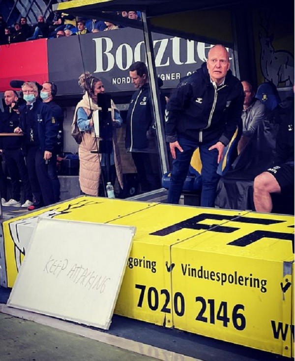 O dinamarquês Niels Frederiksen com o quadro exigindo que os atletas do Brondby continuassem a atacar (Foto: Instagram)