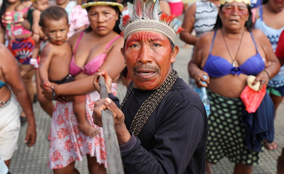 Indígenas fazem protesto na segunda-feira (13), em Atalaia do Norte, município onde Bruno Pereira e Dom Phillips desapareceram. — Foto: REUTERS/Bruno Kelly
