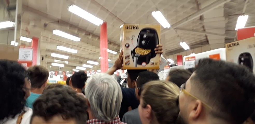 Consumidores enfrentam muvuca para conseguir os melhores descontos em Bauru — Foto: Cristiane Paião/TV TEM