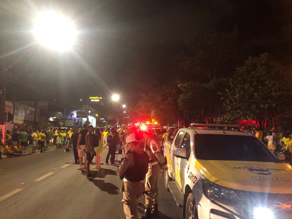 Policiais de trânsito estavam no local para multar carros estacionados na avenida — Foto: Carol Sanches/TV Gazeta