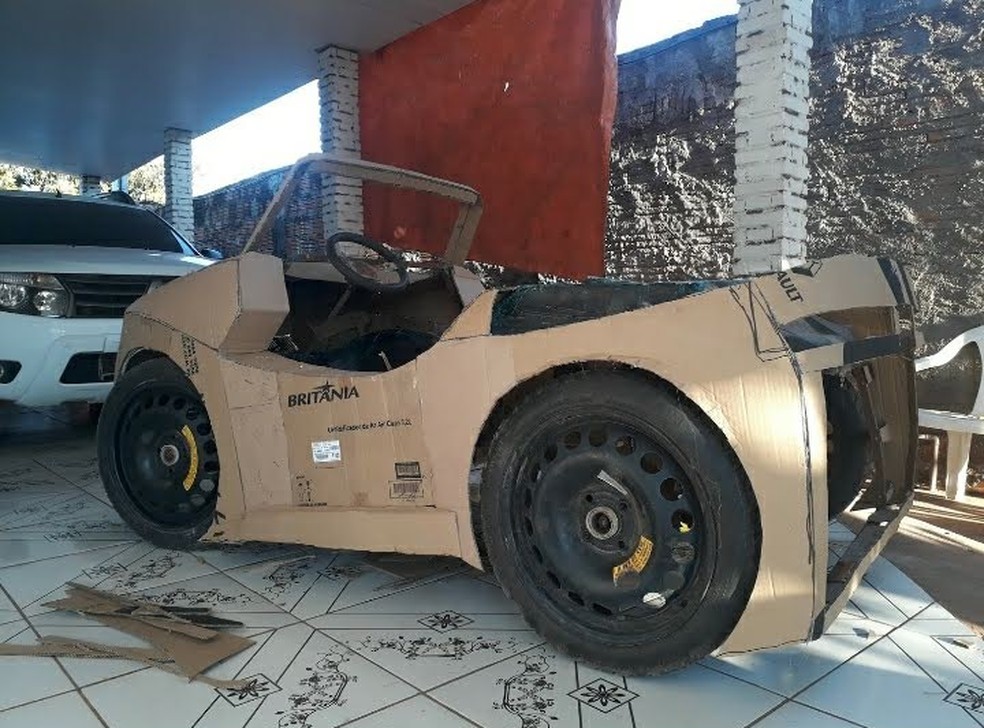Carro é feito à base de papelão — Foto: Jocinei Oliveira/Arquivo pessoal