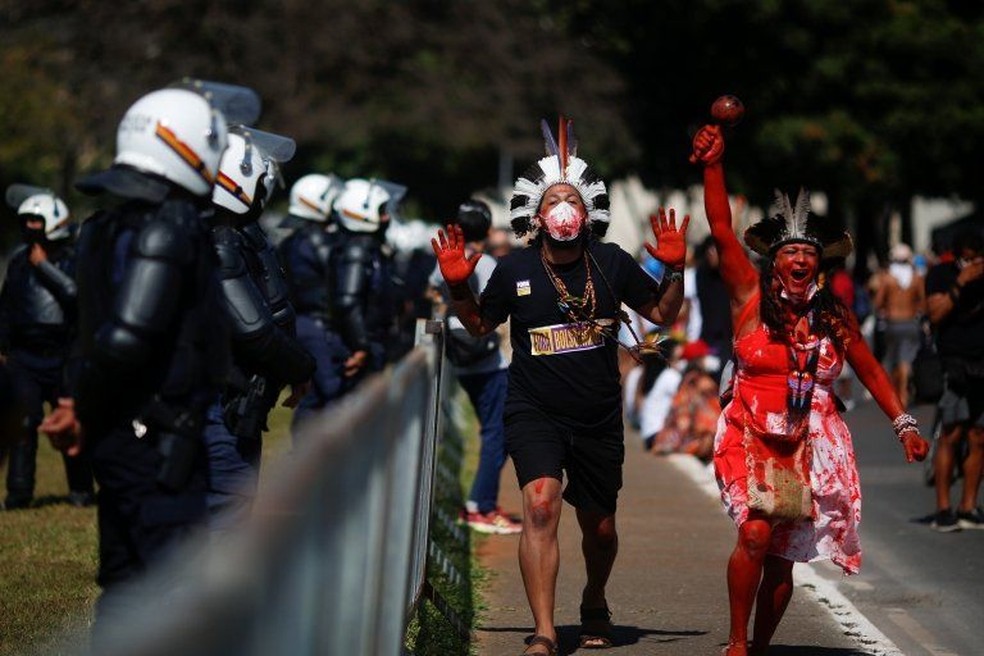 Indígenas protestam em Brasília contra o governo Jair Bolsonaro e propostas legislativas que consideram nocivas, como o PL 490 — Foto: Reuters