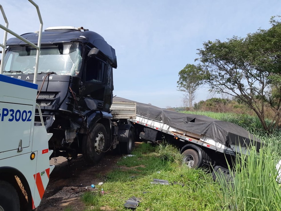 Equipe de apoio removendo o primeiro caminhão — Foto: Edijan Del Santo/EPTV