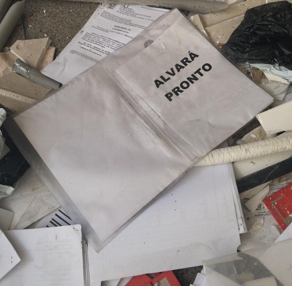 Prédio do TRT está com documentos jogados no estacionamento. — Foto: Lorena Linhares/G1