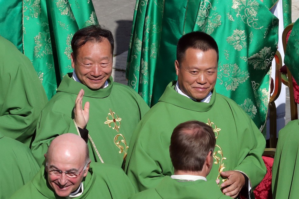 Bispos chineses John Baptist Yang Xiaoting e Joseph Guo Jincai participam nesta quarta-feira (3), pela primeira vez, de sínodo no Vaticano — Foto: Tony Gentile/Reuters