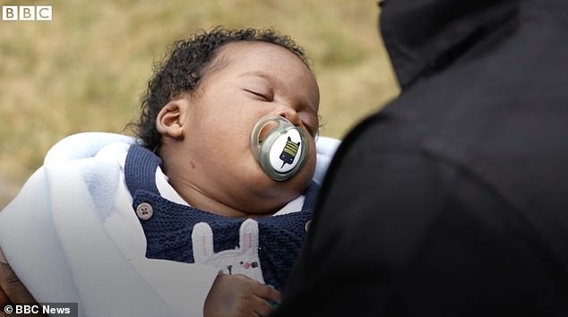 Bebê perdeu a mãe poucos dias após seu nascimento (Foto: BBC News)