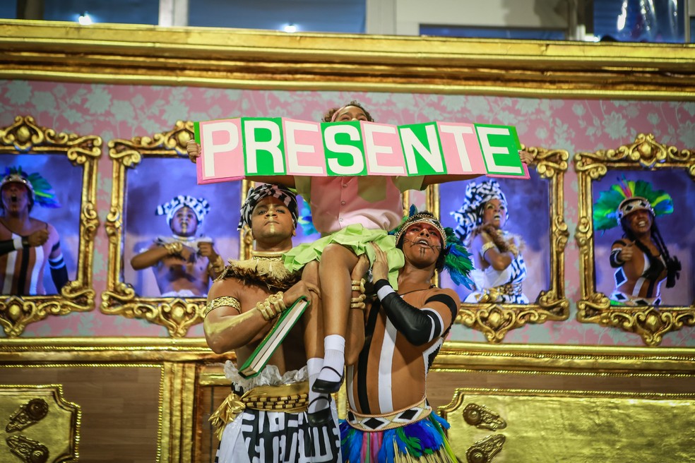 Homenagem Ã  Marielle Franco, citada no samba-enredo, na comissÃ£o de frente da Mangueira â Foto: Rodrigo Gorosito/G1