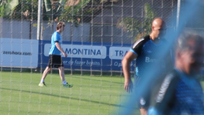 Gremista que operou joelho 5 vezes emagrece e volta a correr no campo