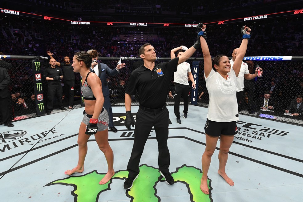 Cynthia Calvillo comemora vitÃ³ria sobre Cortney Casey â?? Foto: Getty Images