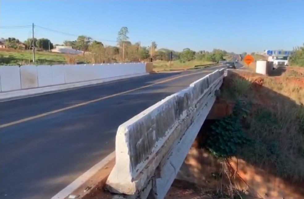 Ponte que caiu no trecho urbano de rodovia em Votuporanga (SP) está quebrada há dois anos — Foto: Reprodução/TV TEM