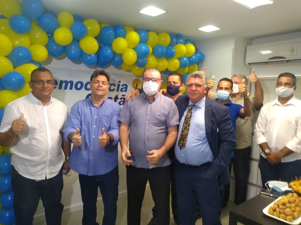 Cícero Almeida (ao centro) é oficializado pelo DC como candidato à prefeitura de Maceió — Foto: Carolina Sanches/TV Gazeta