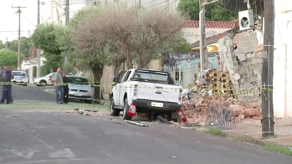Prédio de empresa ficou destruído após ação de criminosos (Foto: Reprodução/TV Globo )