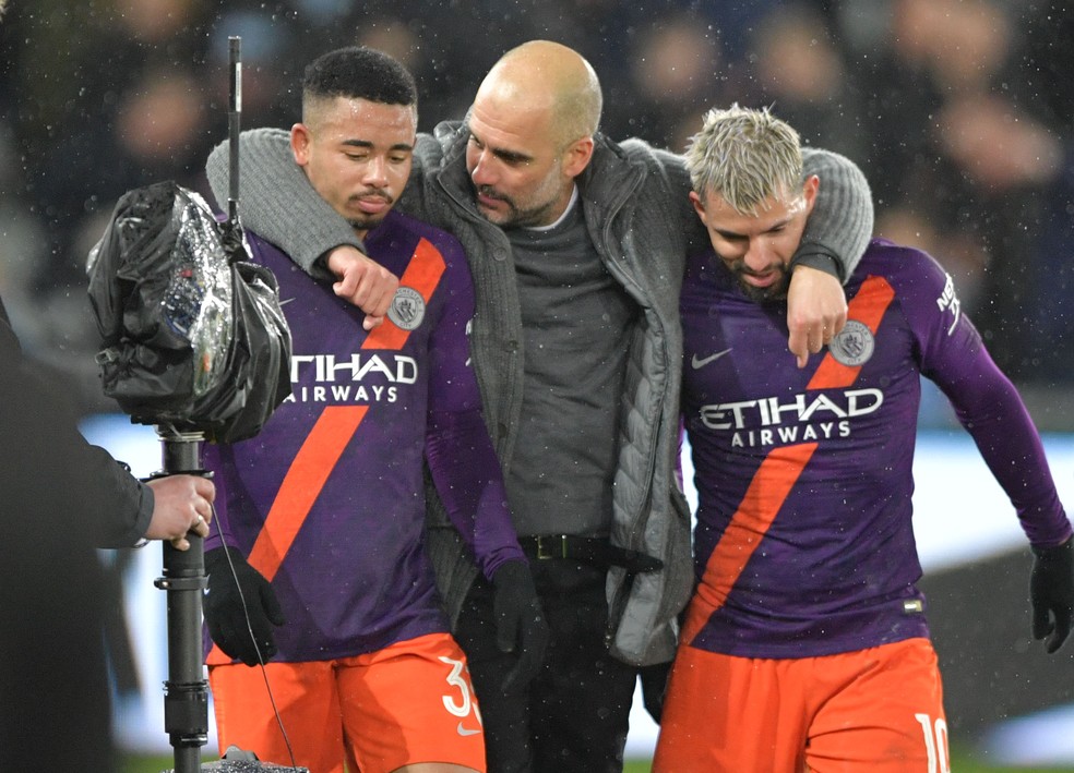 Gabriel Jesus, abraçado a Pep Guardiola e Sergio Agüero: jogador atua há três anos com técnico espanhol e tem concorrente argentino — Foto: Simon Galloway/Getty Images