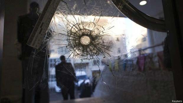 Dois homens armados com facas, machados e revólveres atacaram uma sinagoga em Jerusalém Ocidental  (Foto: Reuters/ BBC)