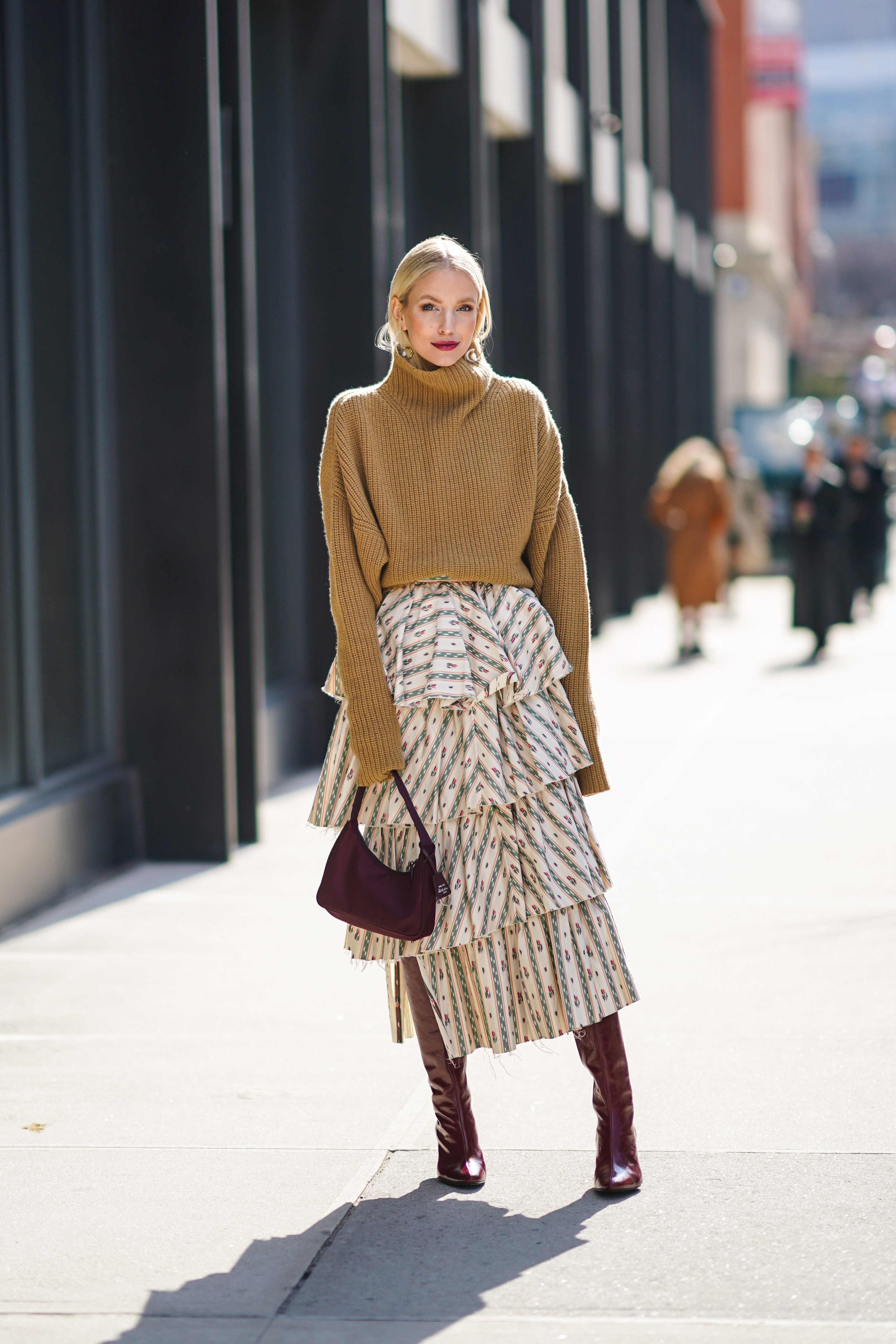 Prada Re-edition: a mini bag de nylon clássica da Prada é a favorita das fashionistas no street style (Foto: Getty Images)